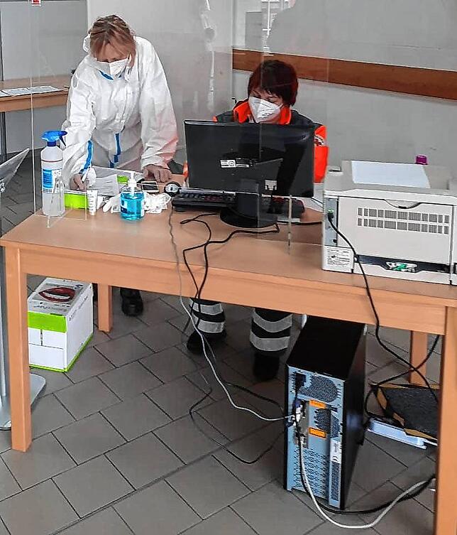 Für die Tests bereiten die DRK-Mitglieder Sabine Eichler (links) und Petra Wölfle alles akribisch vor. Testabstriche werden nur in ...