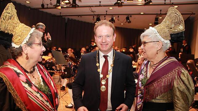 "Folgen Sie uns unauffällig": Nach der ersten Regierungserklärung entführten die Trachtenfrauen Renate Lohr (links) und Sigrun Rimmele ...