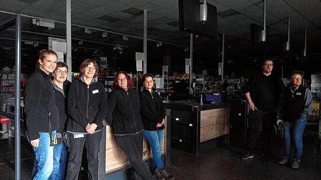 Die Kassiererinnen des Edeka-Markt und Geschäftsführerin Cathrin Ebner verlieren trotz Stromausfall ihre gute Laune nicht.