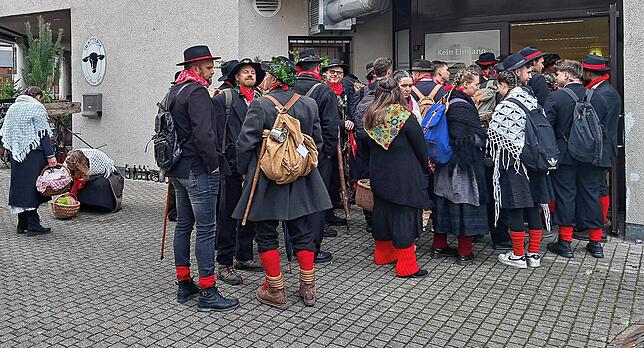 Bild 16: Was für ein Spektakel! Der Narrenbaum steht &ndash; und das Publikum ist begeistert