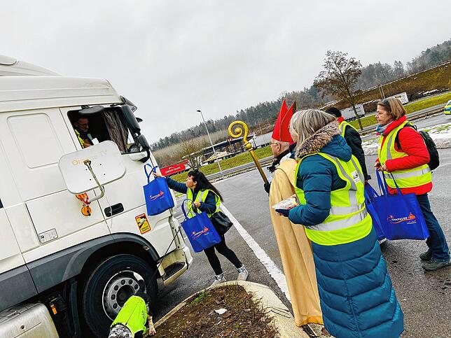 Auf der Autobahnraststätte Hegau werden Brummi-Fahrer aufgemuntert. Neben eienm Schokoladen-Nikolaus gibt es auch Duschgutscheine.