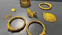 Goldschmuck wurde bei einer Reisenden am Flughafen Friedrichshafen gefunden.