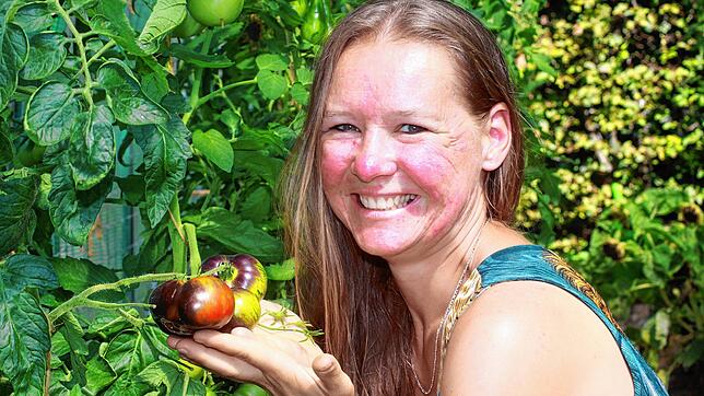 Rot, gelb, grün oder sogar schwarz: Sabine Merk züchtet in Stockach Tomaten in allen möglichen Sorten, Farben und Formen. Nun bietet ...