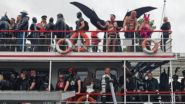 Seit über 20 Jahren lockt das Fetisch-Schiff am Bodensee zahlreiche Besucher und Zuschauer an, wie hier 2024.
