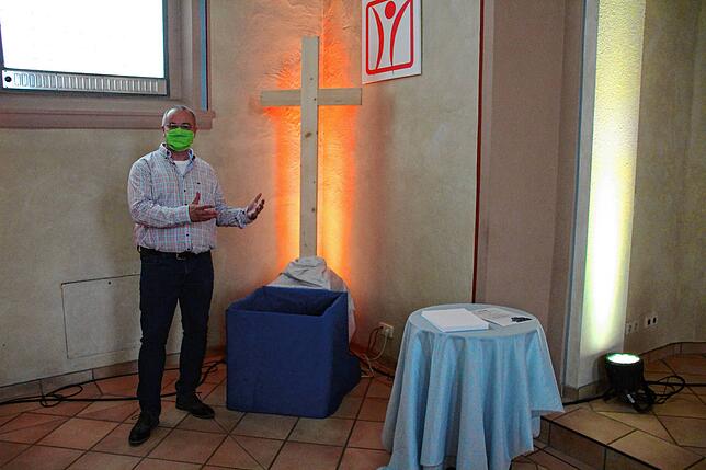 Diakon Marc Hönes (Bild) feiert regelmäßig mit den älteren Menschen, die nicht mehr zum Gottesdienst kommen können, in den Pflegeheimen ...