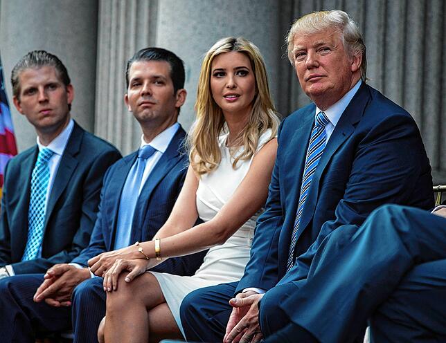 Der frühere US-Präsident Donald Trump (r) sitzt 2014 mit seinen Kindern Eric Trump (l-r), Donald Trump Jr. und Ivanka Trump, während der ...