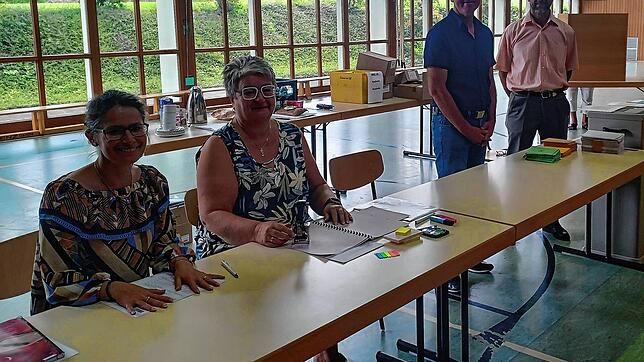 Die Wahlhelfer Diana Maier, Heike Schläfle, Konrad Maier und Walter Mayer (von links) waren am Sonntag im Ortsteil Riedheim im Einsatz. ...