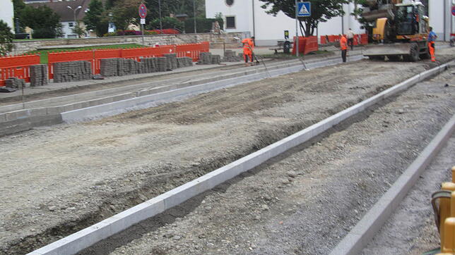 Große Fortschritte gibt es bei den Baumaßnahmen auf der Hindenburgstraße in Immendingen. Rechtzeitig zum Schulbeginn sollen die Arbeiten ...