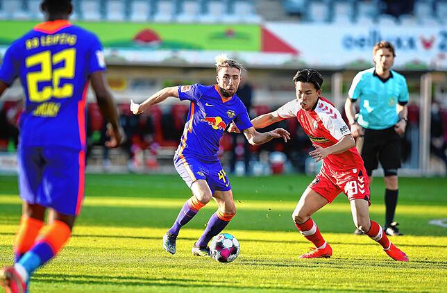 Woo-Yeong Jeong (r) gegen Leipzigs Mittelfeldspieler Kevin Kampl (M)