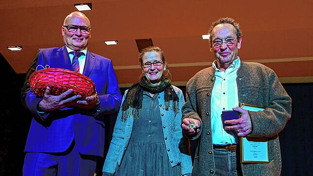Johannes Probst (hier mit Ehefrau Charlotte) erhält für seine jahrzehntelangen Verdienste um die Gesundheit der Bürger die ...