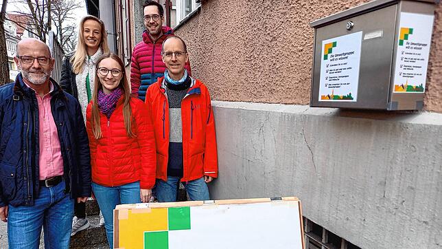 Mitglieder der Umweltgruppe vor ihrem Briefkasten am ehemaligen Postgebäude in der Hauptstraße. Dort können Bürger ihre Vorschläge und ...