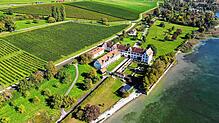 Fantastische Lage: Das Schloss Maurach (rechts) am Fuße der Basilika Birnau direkt am Bodensee.