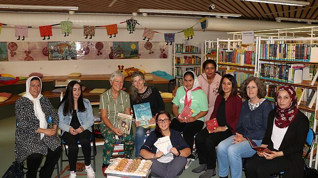 Frauen aus aller Welt lesen in der Stadtbibliothek. Die Auftaktveranstaltung der Interkulturellen Woche zeigt (von links) Sedigheh ...