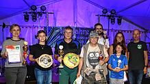 Nach der Siegerehrung im Festzelt: Die besten Schützinnen und Schützen der Schonacher Schützenwoche mit ihren Pokalen und Urkunden. ...