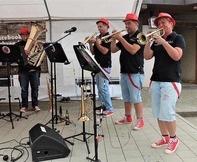 Polka, Pop und Rock&lsquo;n&lsquo;Roll: Die achtköpfige Formation Halbe Händsche aus dem Rothauser Land (hier das Trompetenregister mit ...