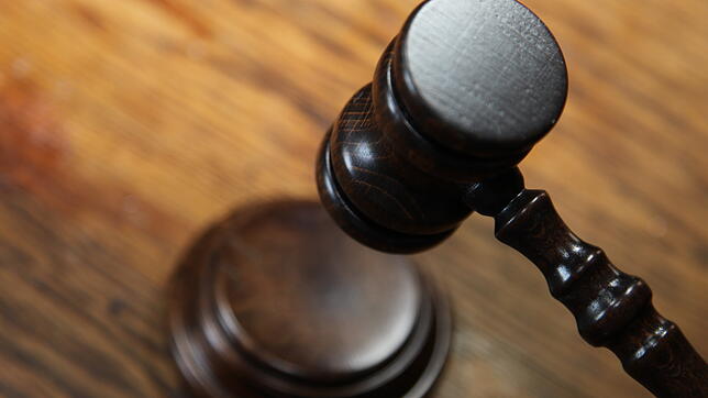 Ein Richterhammer (Symbolbild). Das Bezirksgericht Zurzach verurteilt einen 42-Jährigen wegen einer Reihe von Straftaten zu 24 Monaten Haft.