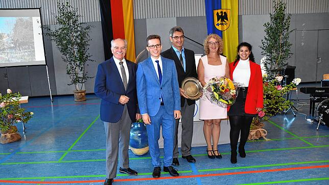 Clemens Bieninger (von links) und Bürgermeister Benjamin Mors loben das große Engagement von Dietmar Nägele. Über die Verleihung des ...