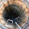 Blick in einen Abwasser-Schacht in Basel. Seit Juli 2021 testet der Kanton Basel-Stadt das Abwasser auf Corona.