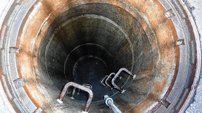 Blick in einen Abwasser-Schacht in Basel. Seit Juli 2021 testet der Kanton Basel-Stadt das Abwasser auf Corona.