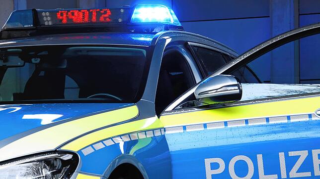 Bei einer Kollision auf der B31 wurden nach Angaben der Polizei zwei Personen leichtverletzt.