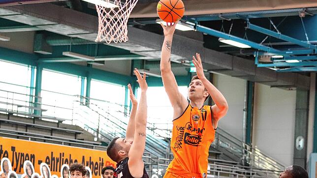 Panthers-Spieler Rytis Pipiras (am Ball) war gegen Kirchheim nach Ansicht seines Trainers „komplett von der Rolle“. ...