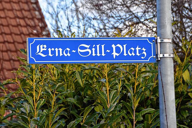 Sieht amtlich aus, dieses Schild ist jedoch kein offizielles. Dennoch weist Google Maps den Erna-Sill-Platz aus.