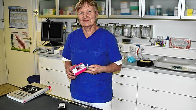 Tierärztin Lioba Hoggenmüller zeigt in ihrer Praxis in Ühlingen Chip und Lesegerät für Katzen und Hunde.