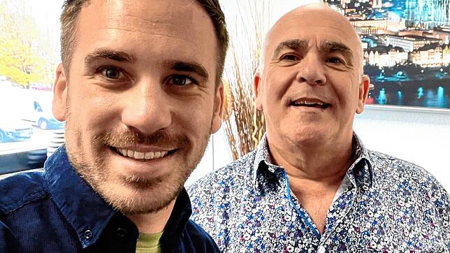 Gino Pace hat es bei Wer wird Millionär auf 32.000 Euro geschafft. Das Bild zeigt den Aacher zusammen mit seinem Vater Rocco vor der ...