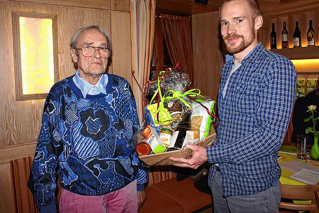 Für seine 32-jährige Schriftführertätigkeit überreichte Robin Wegner (rechts) Kurt Seckinger  ein Präsent. Bild: Werner Probst