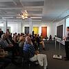 Dieter Mauch, stellvertretender Vorsitzender des Königsfelder Kunstvereins stellt die Kunst von Erdmut Branke vor.