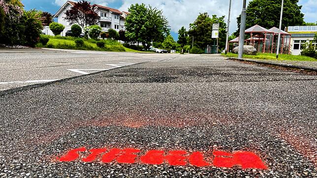 Der Schriftzug Stiegeler auf einem Straßenbelag im Laufenburger Quartier Rappenstein. Allein in Laufenburg investiert der ...