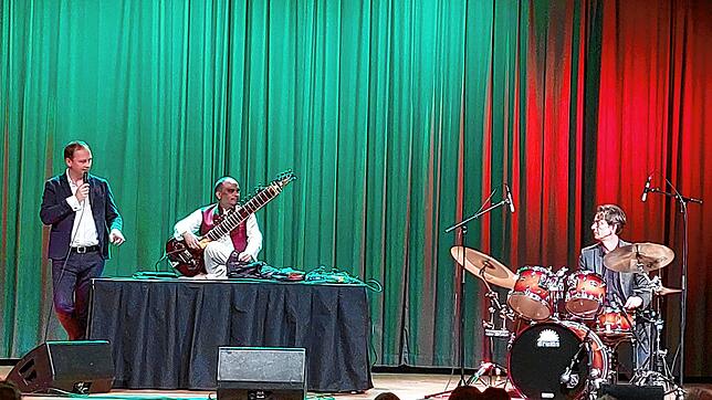 Kultur im Kursaal gibt es beim Konzert von Berlin to Lahore mit (von links) Christoph Reuter, Ashraf Sharif Khan und Thomas Rüdiger. ...