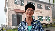 Hiltrud Jocham im Spätsommer 2025 vor ihrer Berglhütte. Die ersten Nebel ziehen auf.