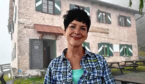 Hiltrud Jocham im Spätsommer 2025 vor ihrer Berglhütte. Die ersten Nebel ziehen auf.