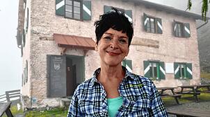 Hiltrud Jocham im Spätsommer 2025 vor ihrer Berglhütte. Die ersten Nebel ziehen auf.