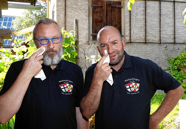 Sie trocknen ihre Tränen (von links) : Daniel Groß und Kilian Stadelhofer vom Vorstand des Wollmatinger Dorffest e.V. sagen auch ihr ...