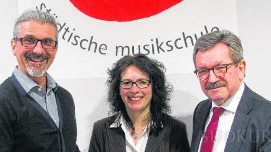 Musikdirektor Ralf Ochs, Marion Freund (Vorsitzende der Ernie-Schmitt-Stiftung) und Hans-Peter Wetzel (stellvertretender Vorsitzender ...