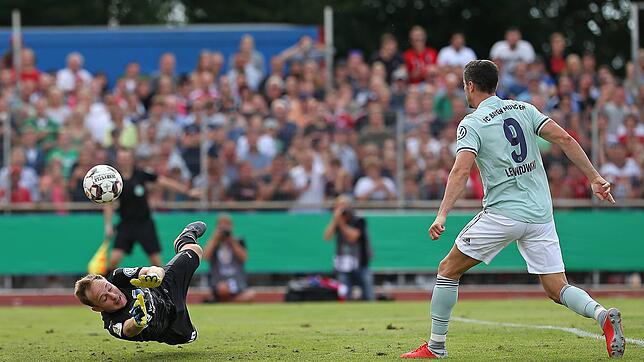 Das entscheidende Tor: Robert Lewandowski (rechts) fälscht einen Schuss von Leon Goretzka uhaltbar für Drochtersens Torhüter Patrick ...