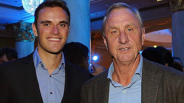Schnappschuss mit dem Übervater: Matthias Kohler aus Mettingen mit seinem damaligen Chef Johan Cruyff. Das Bild mit dem zu früh ...
