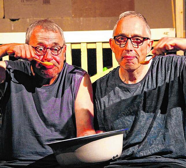 Henry Greif (links) und Altoberbürgermeister Rupert Kubon im Februar 2016. Hier sie blödeln sie gemeinsam auf der Bühne des Theaters am ...