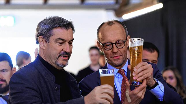 Unions-Kanzlerkandidat Friedrich Merz (r)und CSU-Chef Markus Söder treffen sich zum Weißwurstessen in der Schützenhalle Brilon und ...