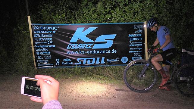 Um 3.00 Uhr nachts hat Kai Saaler die ersten 79 Runden geschafft. Er und sein Team konnten feststellen, dass er den Weltmeistertitel im ...