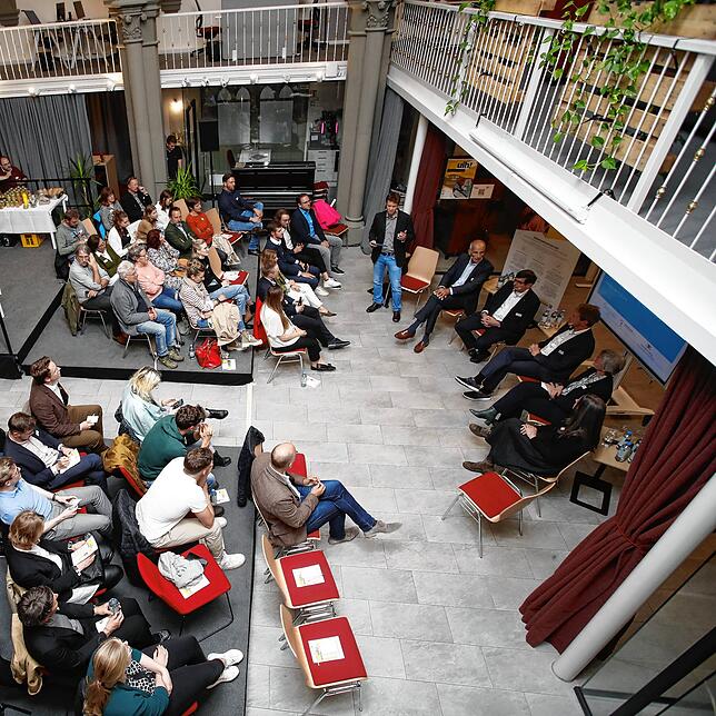 Rund 50 interessierte kamen im Mai zur Podiumsdiskussion &bdquo;Einzelhandel und die Innenstadt von morgen&ldquo; in die ehemalige ...