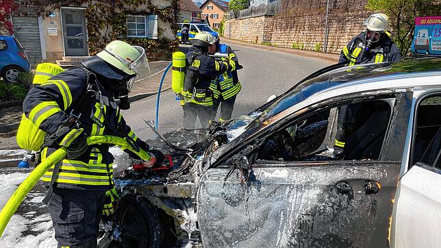 Mit zwei Löschtrupps musste die Feuerwehr Mühlhausen-Ehingen am Mittwoch zwei brennende Autos löschen.