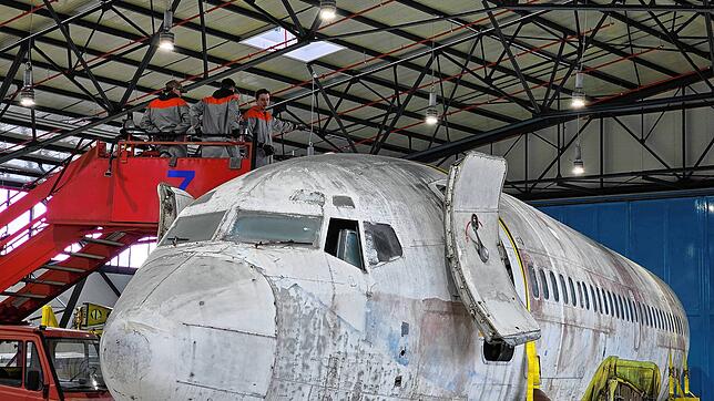 Inzwischen wurde der Rumpf der „Landshut“ in der Ausstellungshalle am Flughafen von Friedrichshafen gereinigt.