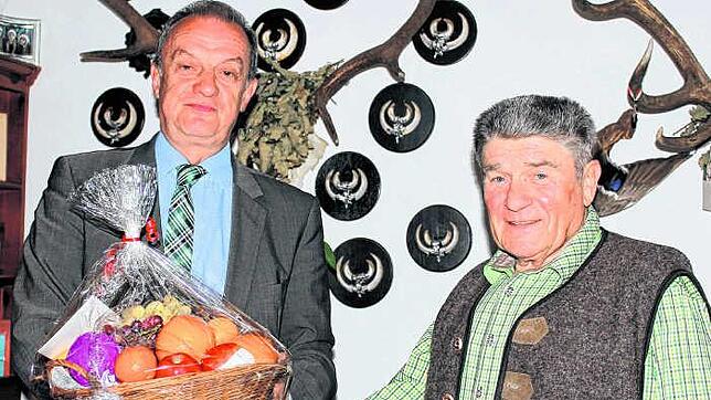 Ortsvorsteher Emil Gabele (links) gratulierte dem Jubilar und brachte einen Geschenkkorb mit.