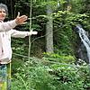 Keltenforscherin Christiane Hammer begrüßt mit weit geöffneten Armen ihren Wasserfall in Hintertodtmoos. Dieser gilt als Kraftplatz der ...