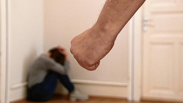 Eine nachgestellte Szene mit häuslicher Gewalt: Ein Mann ballt die Faust, die Frau sitzt in der Ecke. (Symbolbild) Eine Frau im Kanton ...