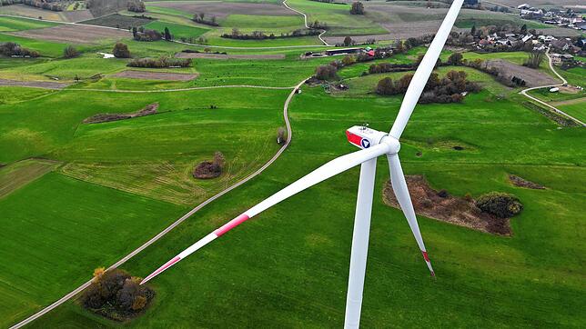 Drei Windkraftanlagen zwischen Heiligenberg und Pfullendorf. Ein weiterer geplanter Windkraftstandort könnte ein Höhenzug bei Betenbrunn ...