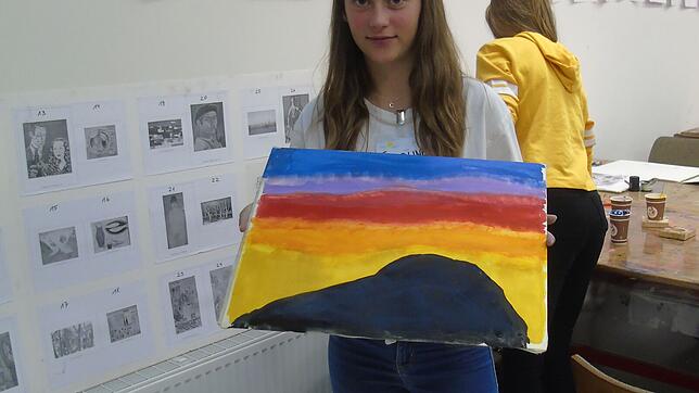 Caroline präsentiert ihr Werk, das nun vor dem Museum auf die Hohentwiel-Kunstaktion hinweist.
